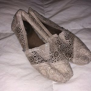 Slightly Used limited edition cream lace Toms